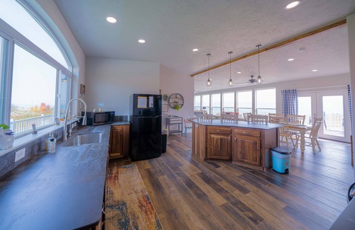 Fish Haven Casa | Snooty Goose Ranch House - Sleeps up to 18