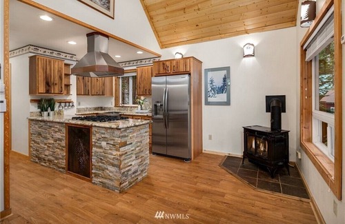 Snoqualmie Pass Cabina | Snoqualmie Pass Ski Cabin w/Hot Tub and Bonus Tree House!