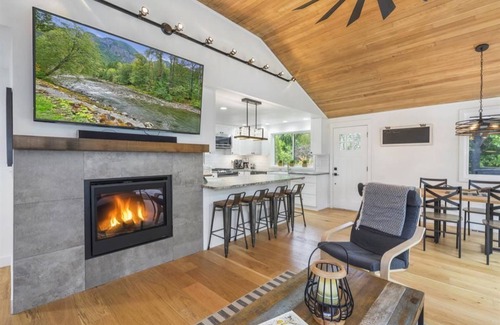 North Bend Casa | Snoqualmie River Retreat