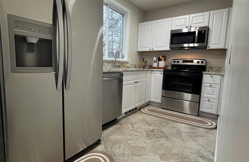 Gardner Casa | Snow Blanket Barn! Family-Friendly, Charming & Cozy 3-bedroom - Gardner MA