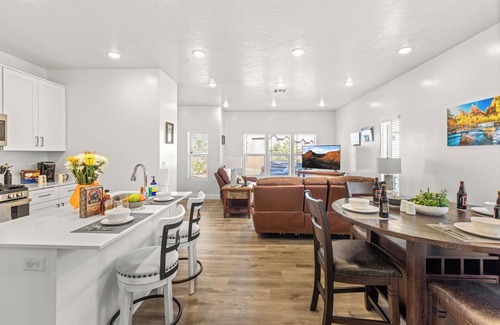 Ivins Casa | Snow Canyon Escape * Extended Stays * Furnished * Pool and Hot Tub