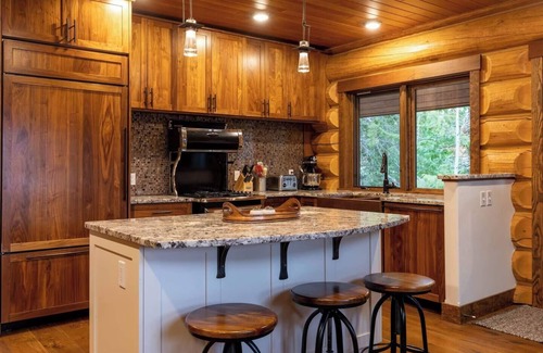 East Kootenay Casa | Snow Creek Cabin | Right on the Slopes | Hot Tub