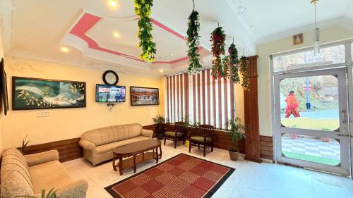 Dharamshala Apartamento | Snow Crest Inn A Pure Veg Hotel- Natural landscape Mountain View