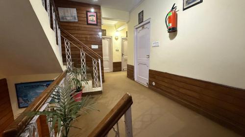 Dharamshala Apartamento | Snow Crest Inn A Pure Veg Hotel- Natural landscape Mountain View
