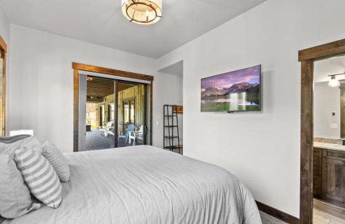Whitefish Casa | Snow Ghost Chalet The Ultimate Luxury Ski-in/Ski-out Home 5BD, 5.5BA 2 Hot Tubs, Steam Room, Game Room