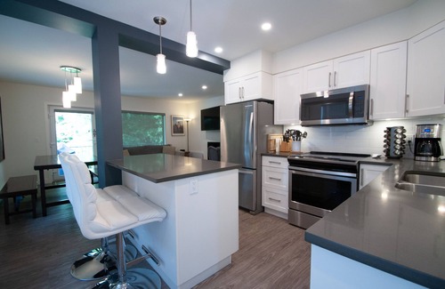 Revelstoke Casa | Snow Rodeo Escape. 3 floor Townhouse, 2 private patios, 7 person HOT TUB!!!