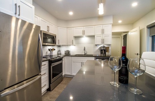 Revelstoke Casa | Snow Rodeo Escape. 3 floor Townhouse, 2 private patios, 7 person HOT TUB!!!