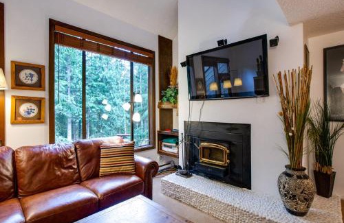 Glacier Apartamento | Snowater Condo #31 - Fireplace - Wifi - Sleeps 4