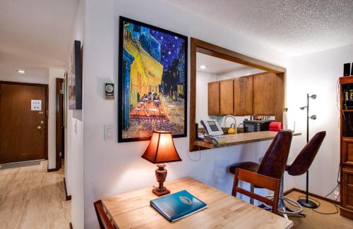Glacier Apartamento | Snowater Condo #31 - Fireplace - Wifi - Sleeps 4