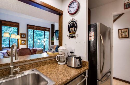 Glacier Apartamento | Snowater Condo #31 - Fireplace - Wifi - Sleeps 4