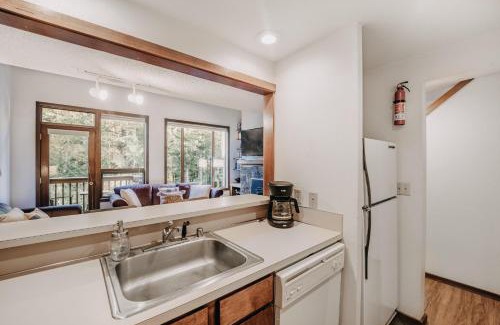 Glacier Apartamento | Snowater Condo 55 - Wood Stove - Wi-Fi - W-D