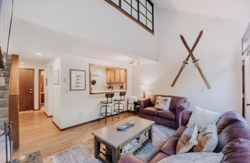 Glacier Apartamento | Snowater Condo 55 - Wood Stove - Wi-Fi - W-D