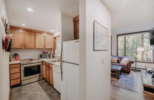 Glacier Apartamento | Snowater Condo 55 - Wood Stove - Wi-Fi - W-D