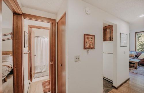 Glacier Apartamento | Snowater Condo 55 - Wood Stove - Wi-Fi - W-D
