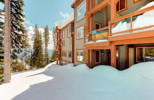 Snow Pine Estates Casa | Snowbanks 3