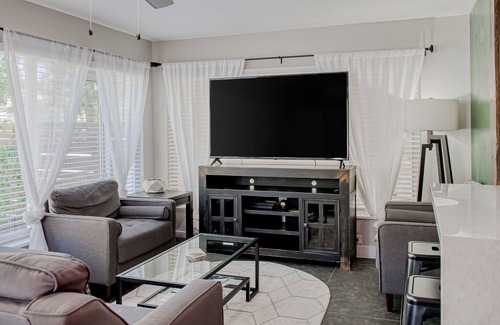 Poiciana Park II Casa | Snowbird-friendly duplex with free WiFi, central AC & shared W/D - dogs welcome