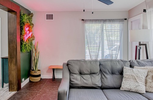 Poiciana Park II Casa | Snowbird-friendly duplex with free WiFi, central AC & shared W/D - dogs welcome