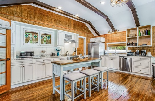 Bonita Springs Cabaña | Snowbird-friendly historical cottage with high-speed WiFi & washer/dryer
