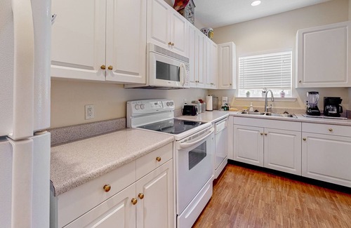 Dock Junction Condominio | Snowbird-friendly end condo with back patio, washer/dryer, streaming, central AC