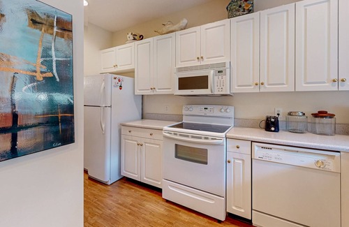 Dock Junction Condominio | Snowbird-friendly end condo with back patio, washer/dryer, streaming, central AC