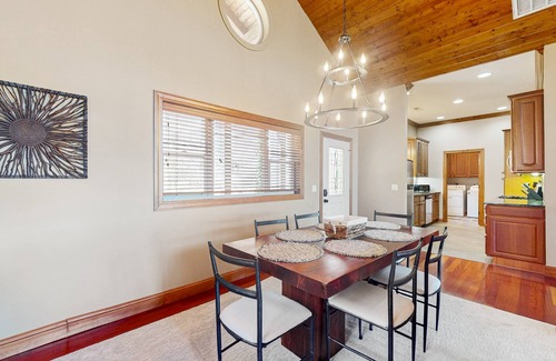 Whittier Condominio | Snowbird-friendly mtn-view condo with heated pool, sauna, hot tub, pickleball
