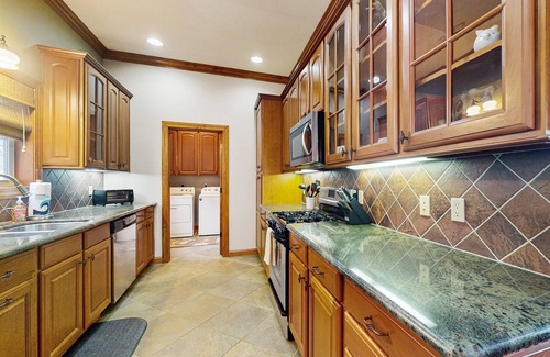Whittier Condominio | Snowbird-friendly mtn-view condo with heated pool, sauna, hot tub, pickleball