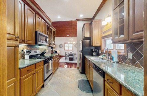 Whittier Condominio | Snowbird-friendly mtn-view condo with heated pool, sauna, hot tub, pickleball