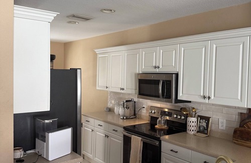 Parrish Condominio | Snowbird Special -Spacious 2BR/2.5BA in Gated Community, Hot Tub and Gym