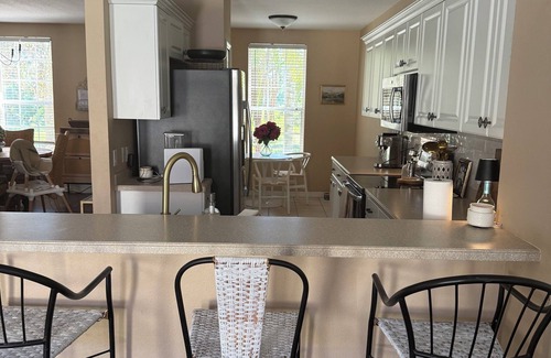 Parrish Condominio | Snowbird Special -Spacious 2BR/2.5BA in Gated Community, Hot Tub and Gym