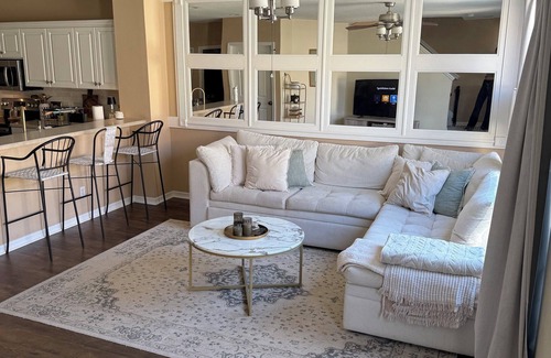 Parrish Condominio | Snowbird Special -Spacious 2BR/2.5BA in Gated Community, Hot Tub and Gym