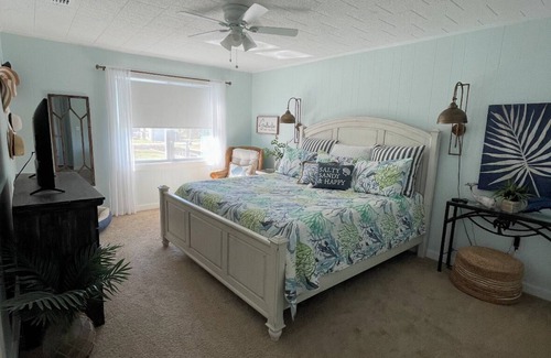 Gulf Shores Casa | SNOWBIRDS dream house on the canal in the heart of Gulf Shores Walk to the beach