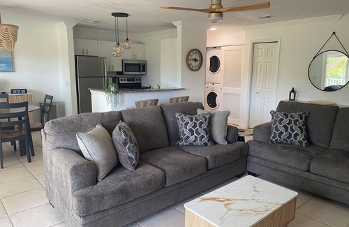 Laurel Park Condominio | Boho Beach Condo