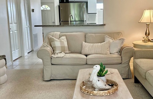 Wabasso Beach Condominio | Snowbirds: Vero Beach Charming “Cottage Condo”. Close to beach. Free Cleaning!
