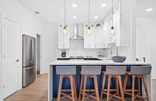 Avalon Beach Estates Casa | Modern house with HEATED PRIVATE POOL, 6 min walk to deeded beach.