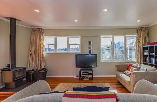 Rangataua Casa | Snowcano Cottage - Rangataua Holiday Home
