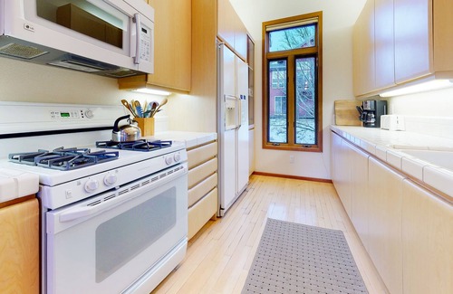 Mammoth Lakes Condominio | Snowcreek V 933 Bright and Spacious, Private BBQ, Washer Dryer, Pet-Friendly by RedAwning