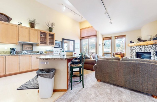 Mammoth Lakes Condominio | Snowcreek V 997 Panoramic Mountain Views, Pet-Friendly by RedAwning