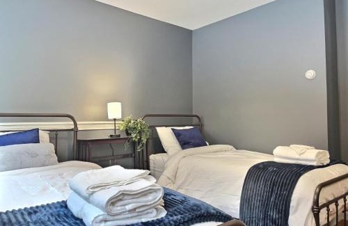 Killington Apartamento | SnowDen Ski On Ski Off at Pico Fireplace