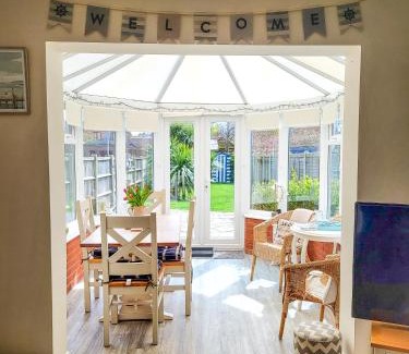 Winterton-on-Sea Casa | Snowdrop Cottage dog friendly and 2 minutes to Winterton Beach