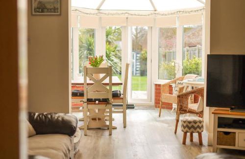 Winterton-on-Sea Casa | Snowdrop Cottage dog friendly and 2 minutes to Winterton Beach