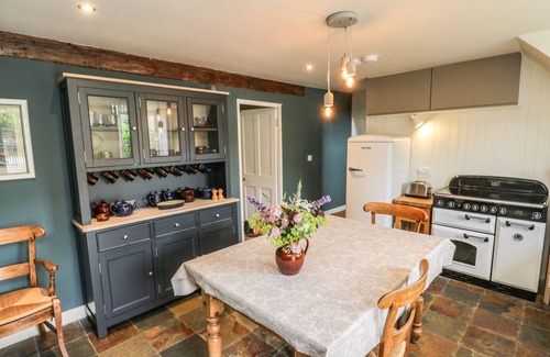 Potter Brompton Cabaña | SNOWDROP COTTAGE, pet friendly, with open fire in Brompton-By-Sawdon