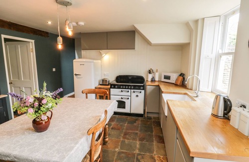 Potter Brompton Cabaña | SNOWDROP COTTAGE, pet friendly, with open fire in Brompton-By-Sawdon