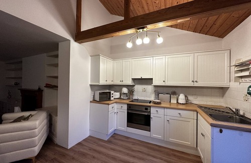 Blandford Saint Mary Casa | SNOWDROP - UNIQUE STAY | SLEEPS 2 | PETS ALLOWED | HOT TUB | BBQ | PATIO | WI-FI