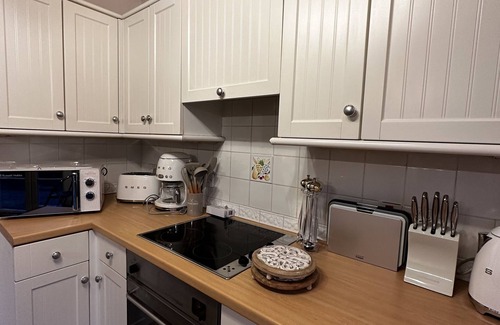 Blandford Saint Mary Casa | SNOWDROP - UNIQUE STAY | SLEEPS 2 | PETS ALLOWED | HOT TUB | BBQ | PATIO | WI-FI
