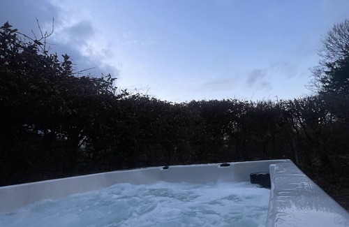 Blandford Saint Mary Casa | SNOWDROP - UNIQUE STAY | SLEEPS 2 | PETS ALLOWED | HOT TUB | BBQ | PATIO | WI-FI