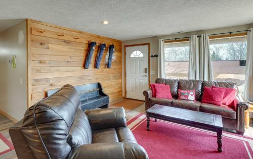 Ghent Apartamento | Snowed Inn Cozy Winterplace Ski-InandSki-Out Cabin