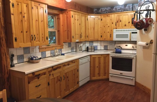 Glacier Cabina | Snowline Cabin #25 A Country-style pet Friendly Cabin With hot tub and Wifi!