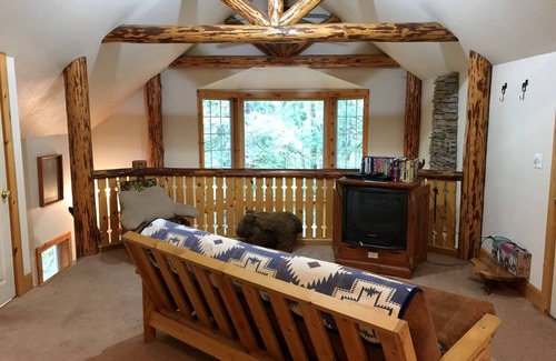Glacier Cabina | Snowline Cabin #25 A Country-style pet Friendly Cabin With hot tub and Wifi!