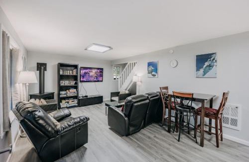 Glacier Casa | Snowline Cabin 49 - A Newly Remodeled Cabin Perfect for Your Family Retreat