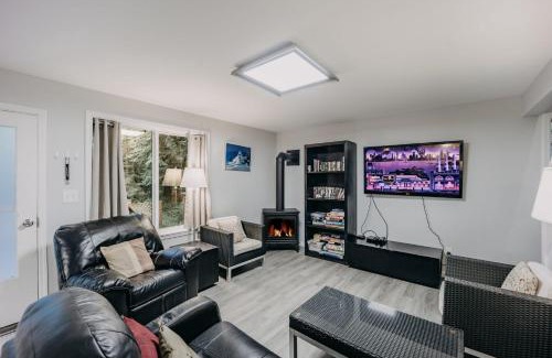 Glacier Casa | Snowline Cabin 49 - A Newly Remodeled Cabin Perfect for Your Family Retreat
